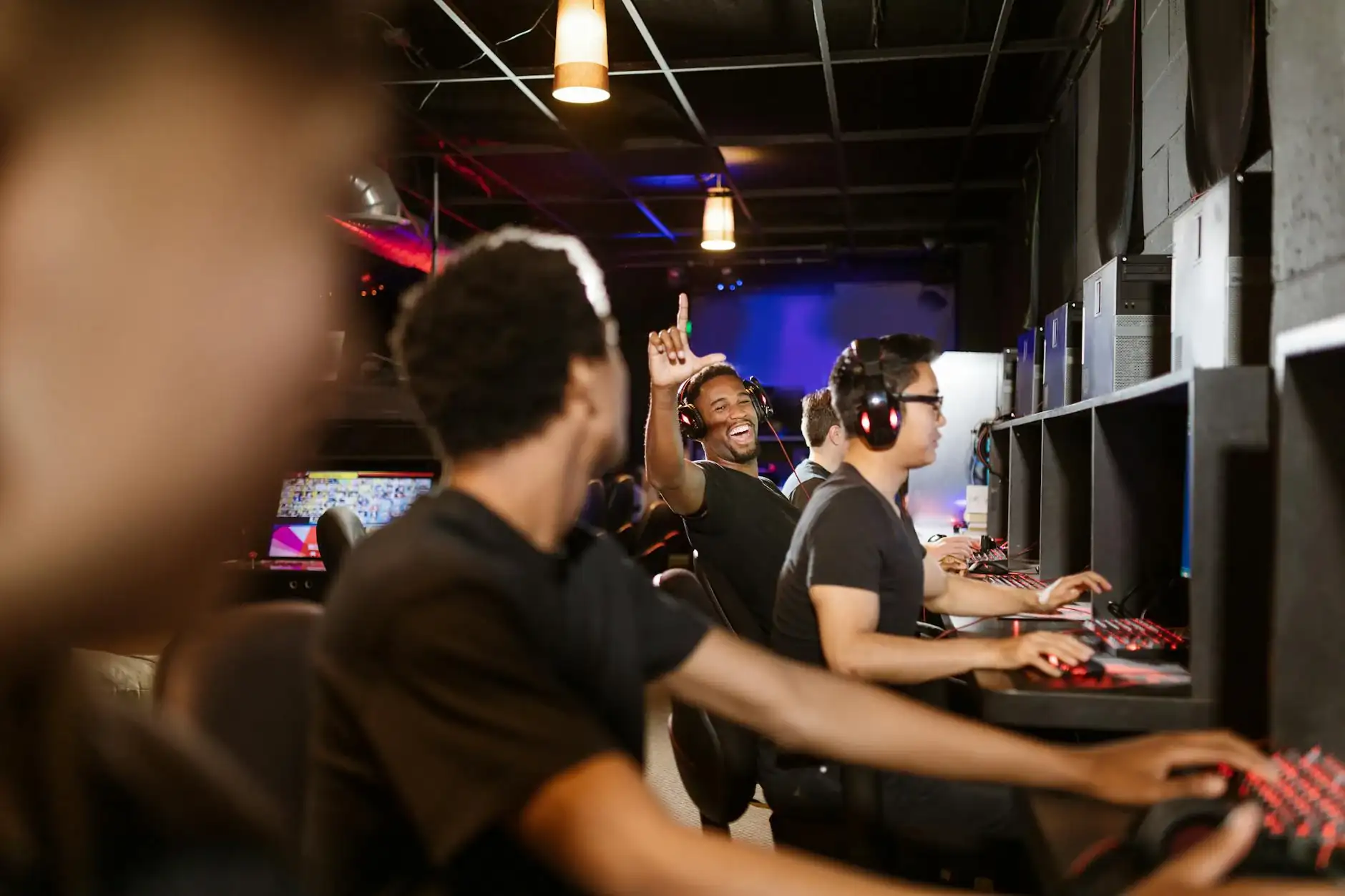 How to Communicate Effectively with Your Team in Multiplayer Games